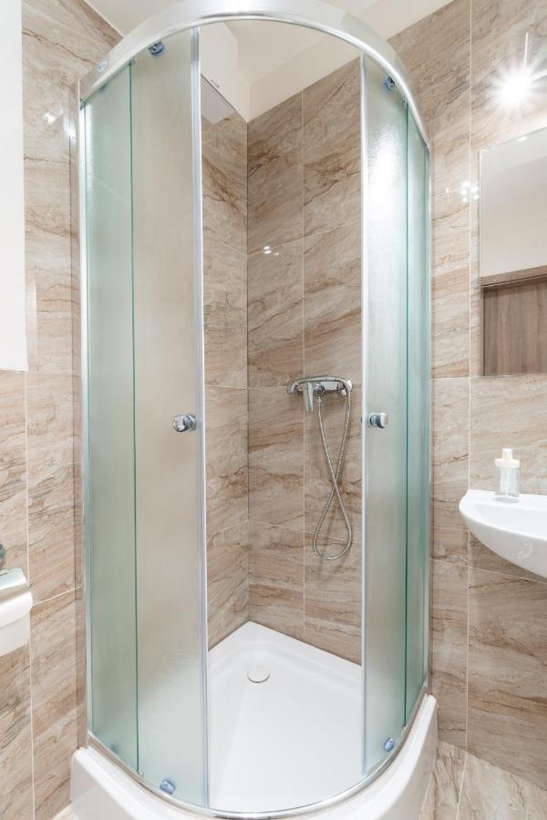 Brand New Studio Apartment #21 With Free Secure Parking In The Center Praga Zewnętrze zdjęcie